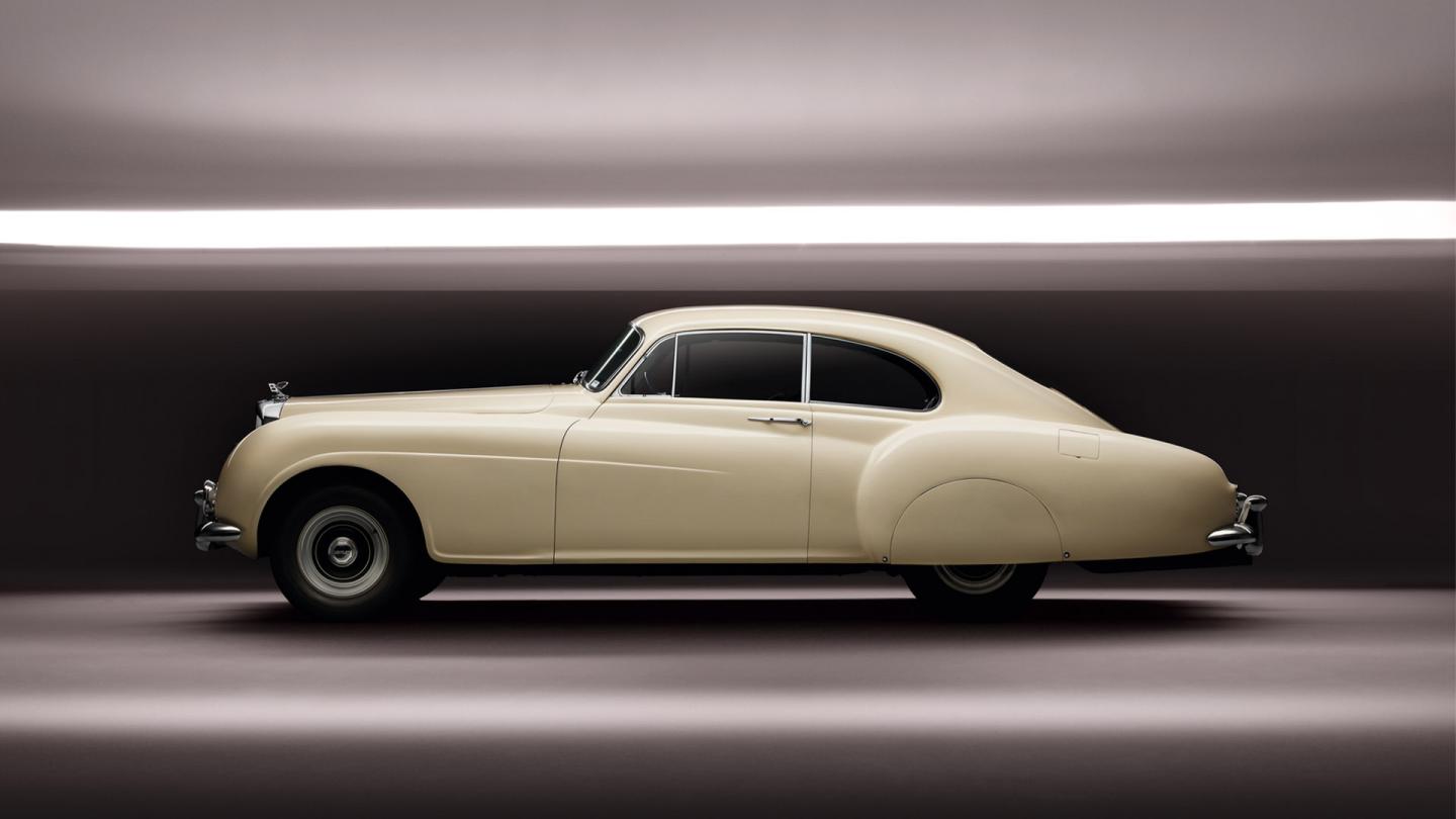 Side profile of the streamlines Bentley R-Type Continental