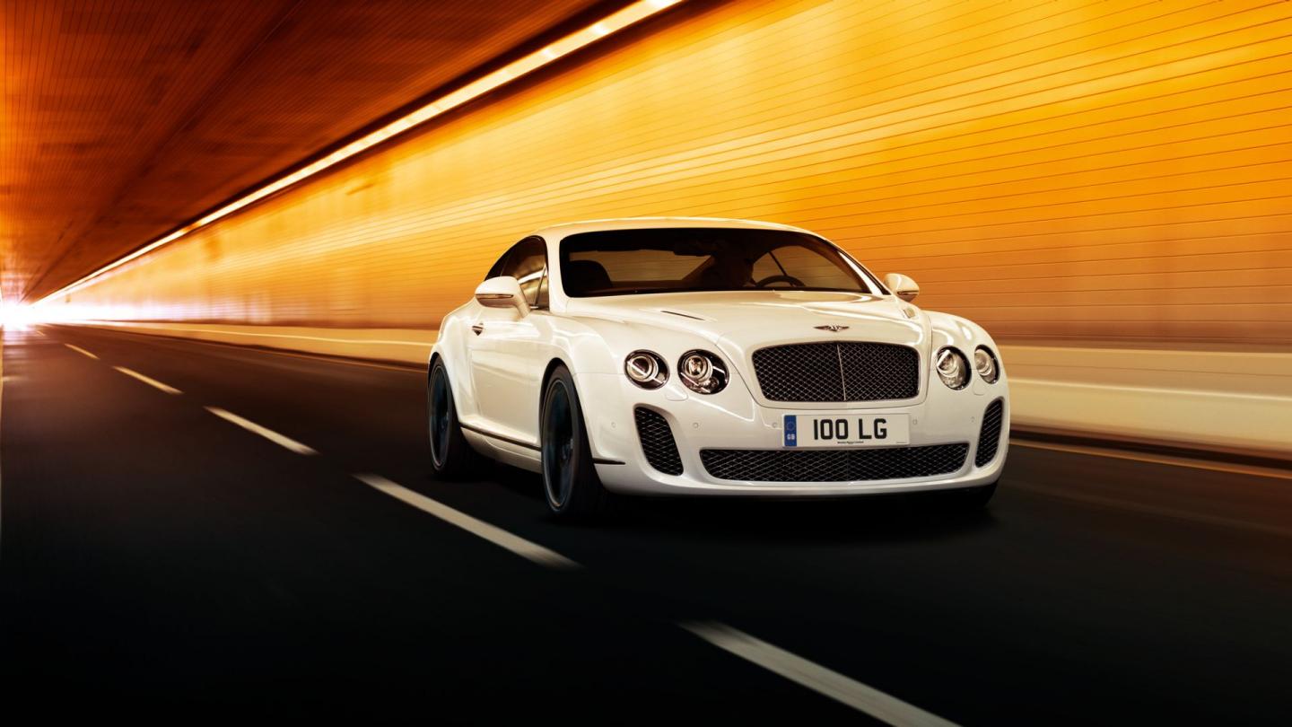 The first generation Continental Supersports driving through a tunnel at speed