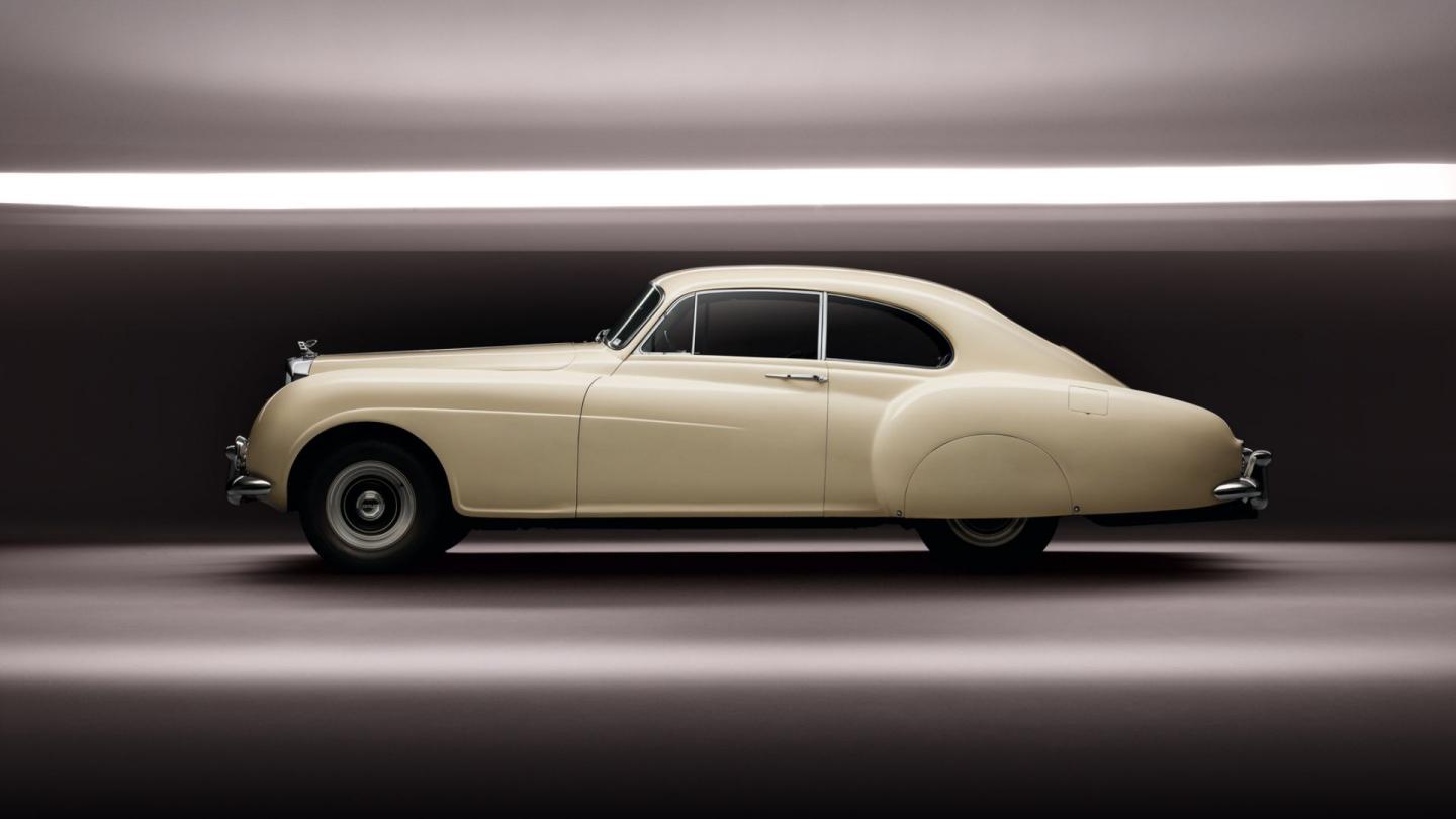 Side profile of the Bentley R Type Continental in a cream exterior colour