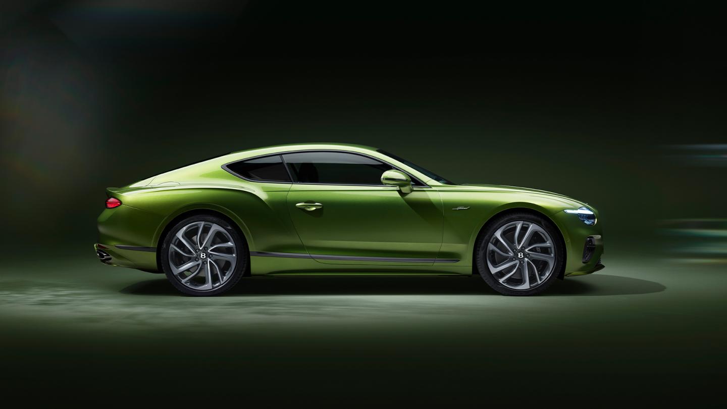 Side profile of the new hybrid Continental GT Speed in Tourmaline Green with Blackline Specification and 21 inch directional and diamond cut Speed wheels