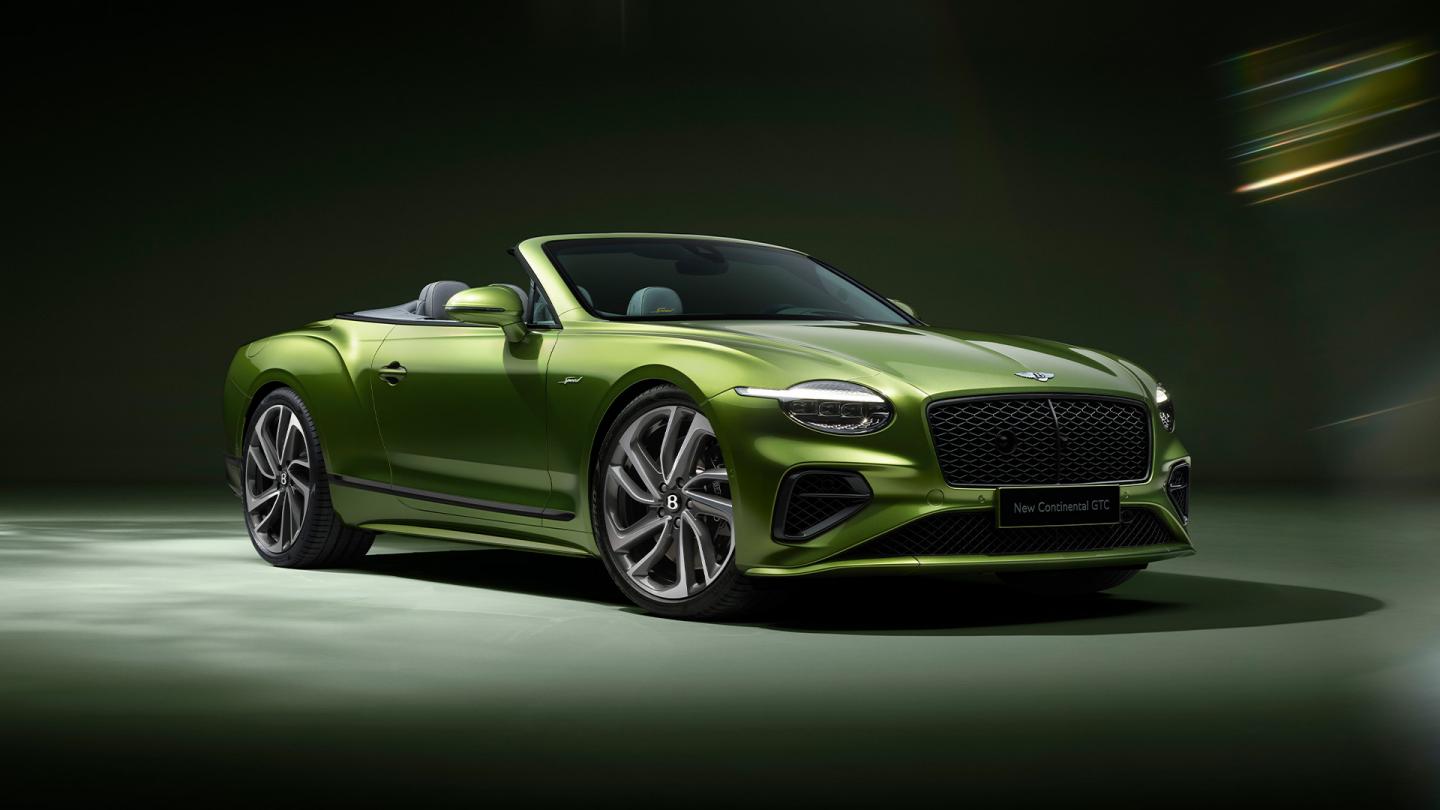 Front profile of the new Bentley Continental GTC Speed in Tourmaline Green featuring the new 21 inch directional Speed wheels