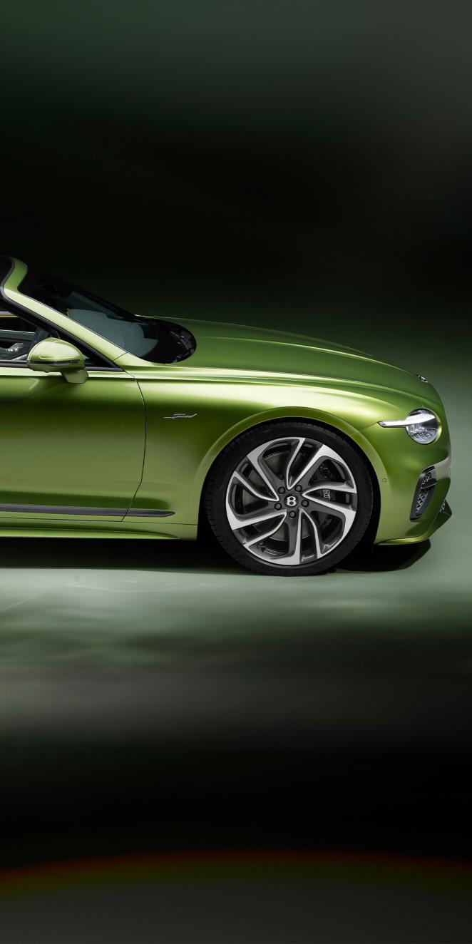 Close up of the front of the new Bentley Continental GTC Speed in Tourmaline Green featuring the new 21 inch Speed wheel