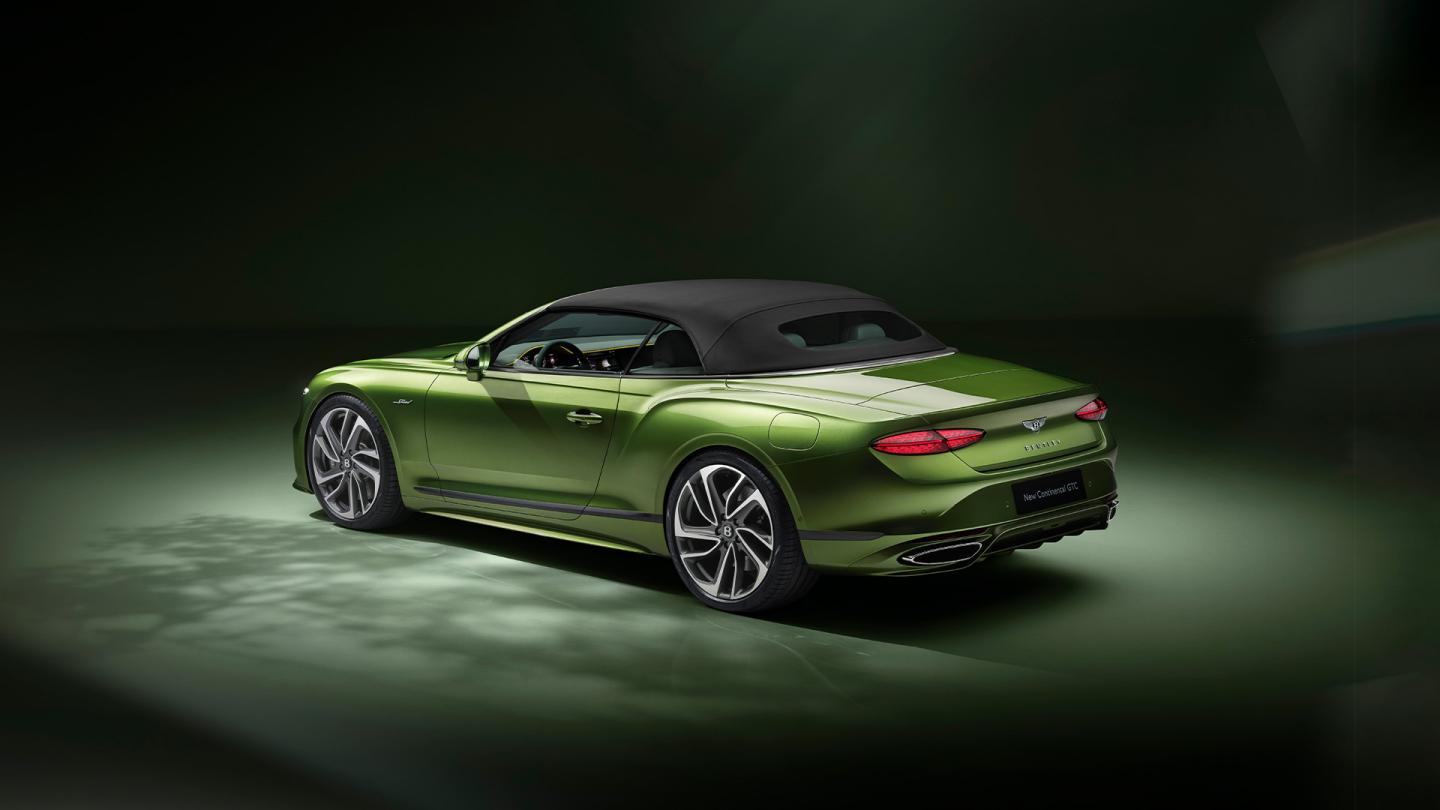 Rear profile of the new Bentley Continental GTC Speed in Tourmaline Green and featuring the new 21 inch Speed wheel