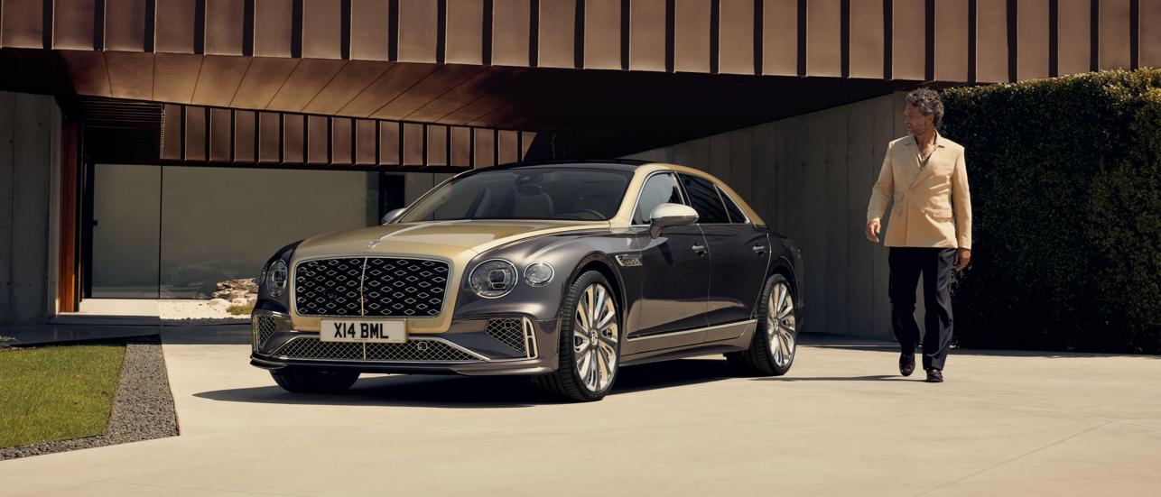 Front three quarter of the new hybrid Bentley Flying Spur in Duo Tone exterior colours and Mulliner exclusive 22" directional wheels