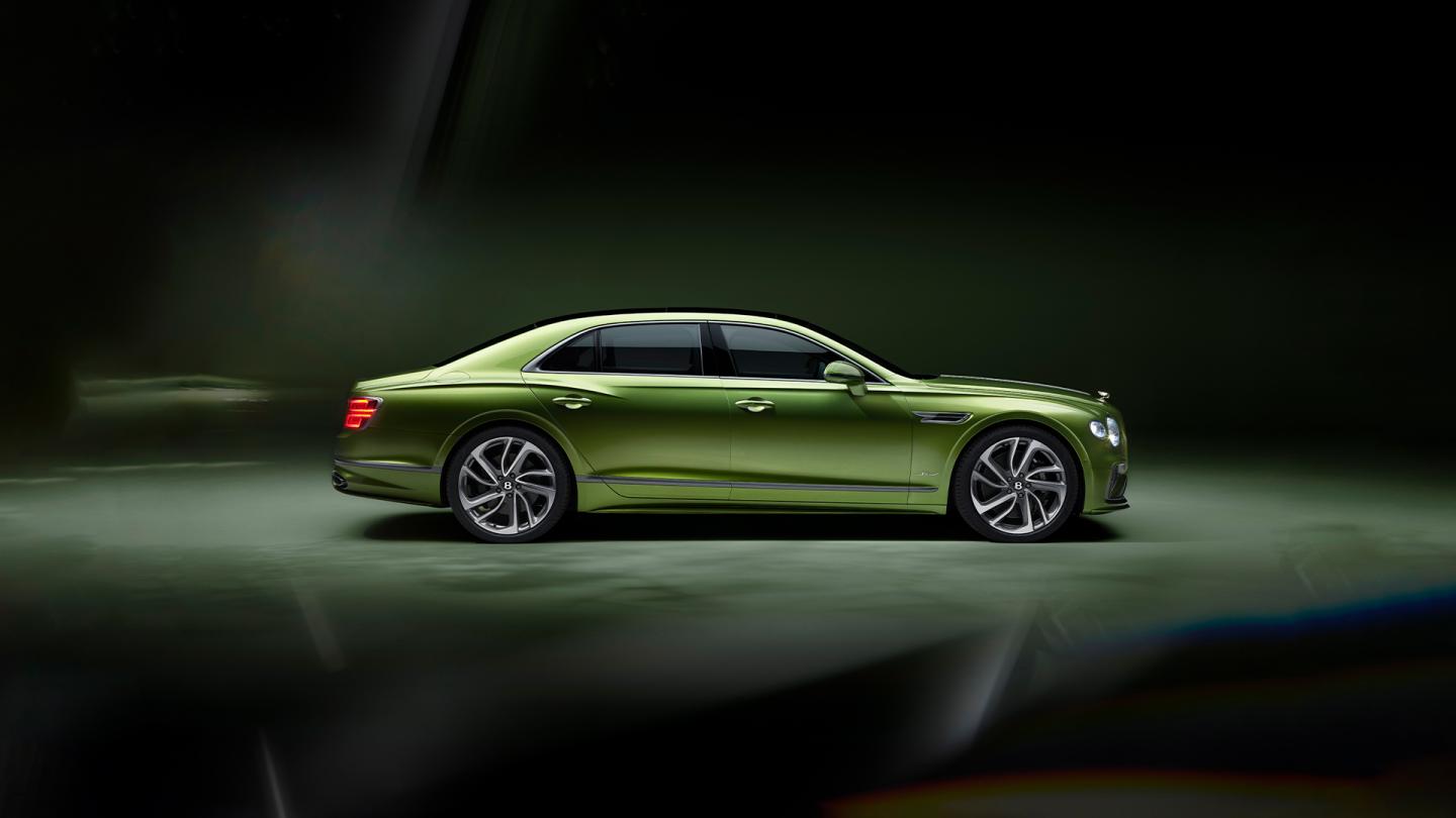 Side profile of the new hybrid Flying Spur Speed in Tourmaline Green and new Speed directional wheels