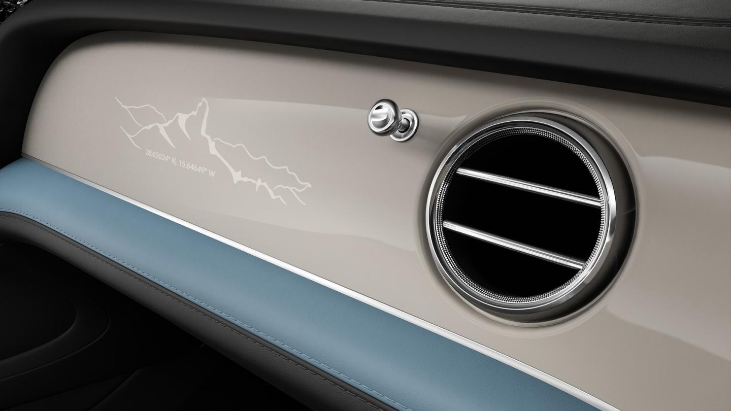 Bentley Bentayga Artenara Edition SUV Piano Linen veneer with Artenara detail and Linen and Beluga Black hides with Light Blue accents front vents close-up